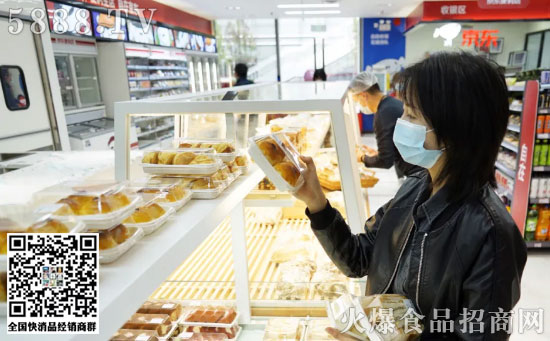 消費(fèi)者在門店選購烘焙商品 消費(fèi)者在門店選購烘焙商品